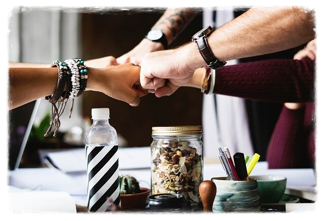 Hände geben FriedenundDiplomatie.de