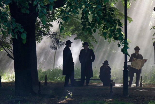 Park Menschen Zeitung Bank Frieden und Diplomatie