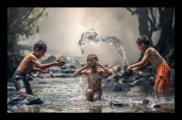 Kinder planschen Frieden und Diplomatie