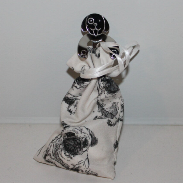 stoffen zakje met hondjesmotief en lepeltje