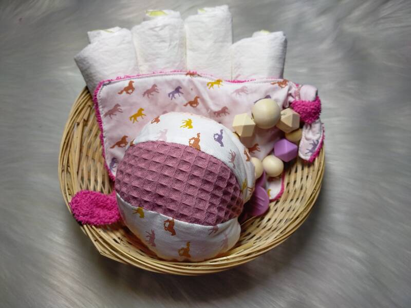 Cadeau mandje, kraamcadeau, baby shower, cadeautje, pampers, bijtring, knuffeldoekje, bal.