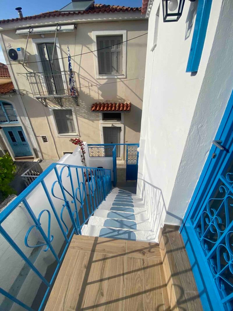 Δωμάτιο στον Πόρο. Rooms of Nectar. Είσοδος.