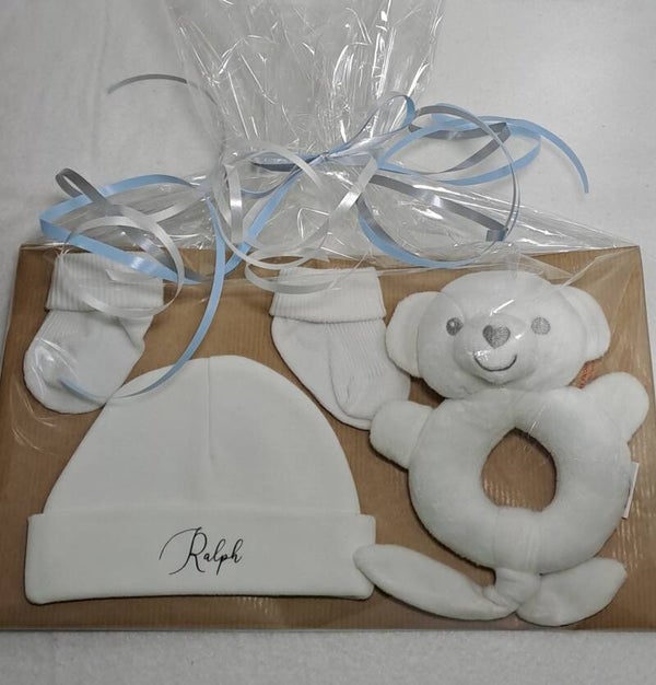 Cadeaupakketje sokjes, muts en rammelaar