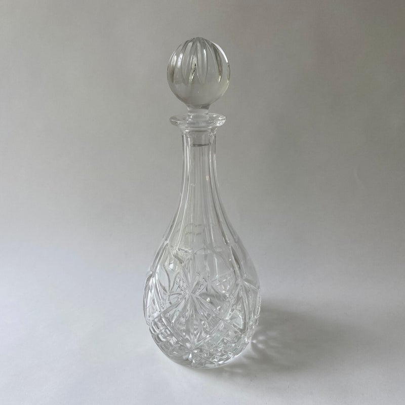 Karaf, hoogte inclusief dop 31,5 cm.
