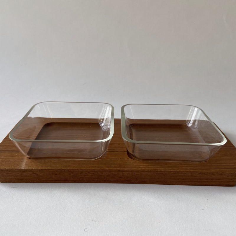 Serveerblad met twee glazen schaaltjes. Digsmed, made in Denmark.