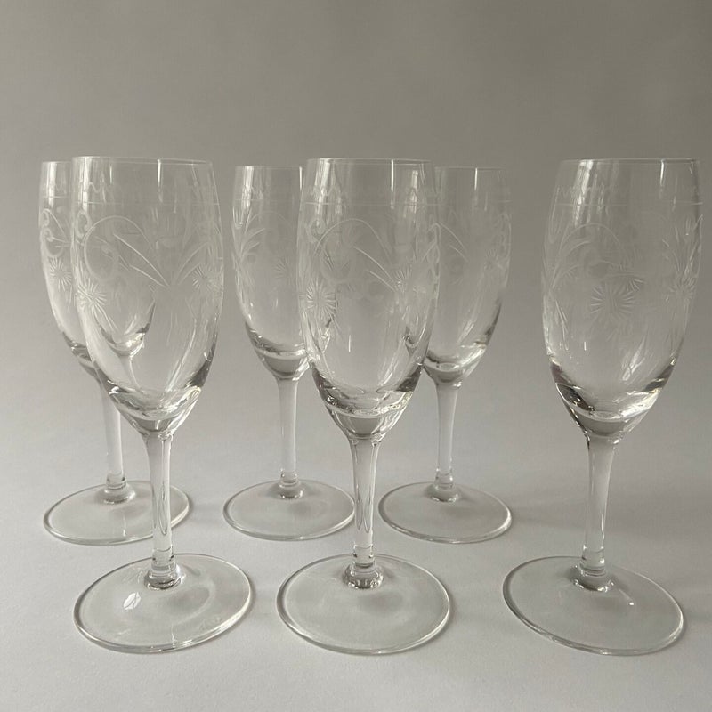 Zes flute glazen met decoratie van bloemen en sierrand, hoogte 15 cm.