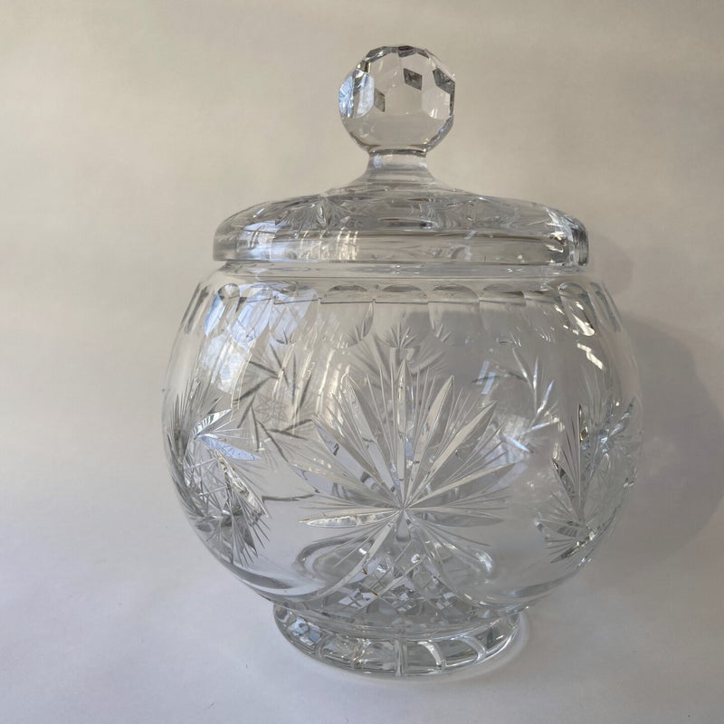 Geslepen kristallen punchbowl met deksel en 'zonnewiel' decoratie, hoogte 31 cm.