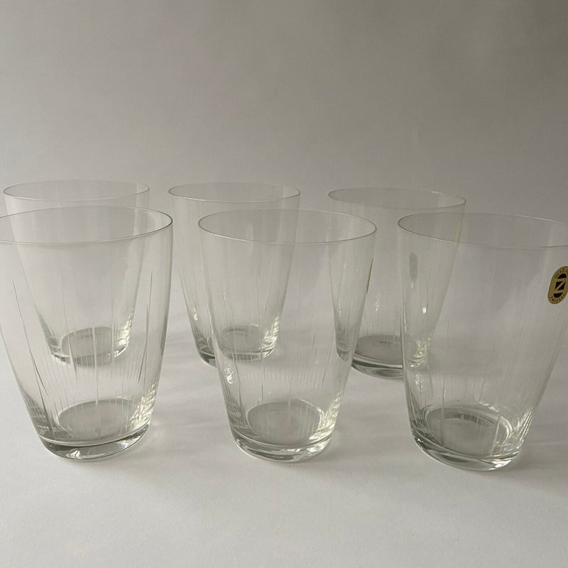 'Glas aus Zwiesel'. Zes waterglazen met streepdesign, hoogte 10,5 cm.