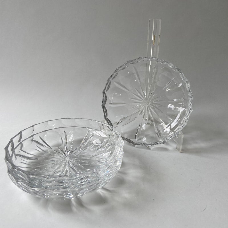 Drie kristallen schoteltjes.