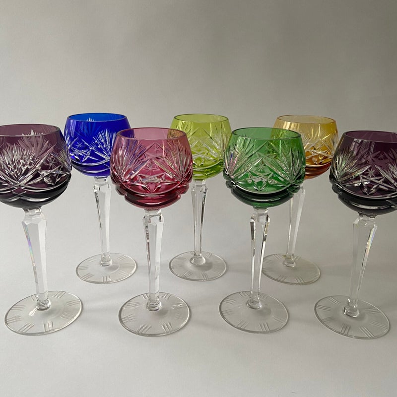 Zeven Römer kristal wijnglazen in diverse kleuren, hoogte 19 cm.