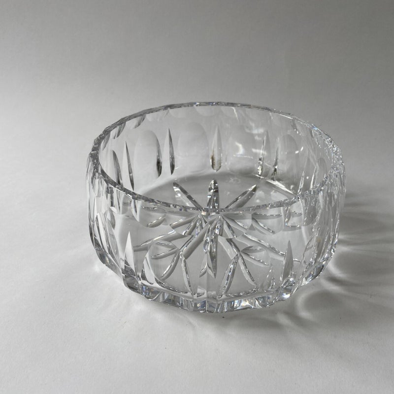 Kom, ø 17 cm, hoogte 8 cm.