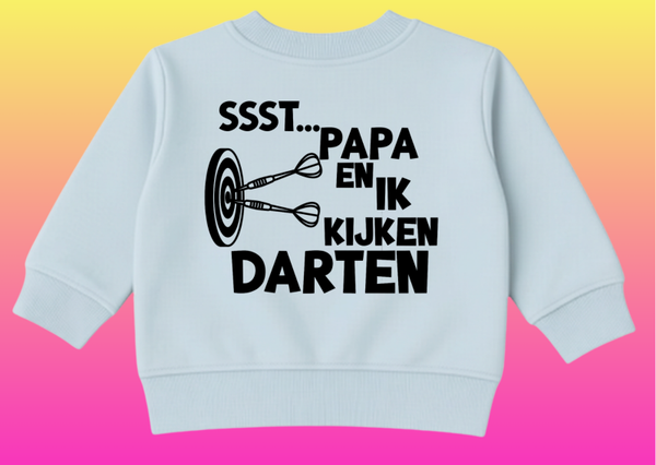 Ssst papa en ik kijken darten