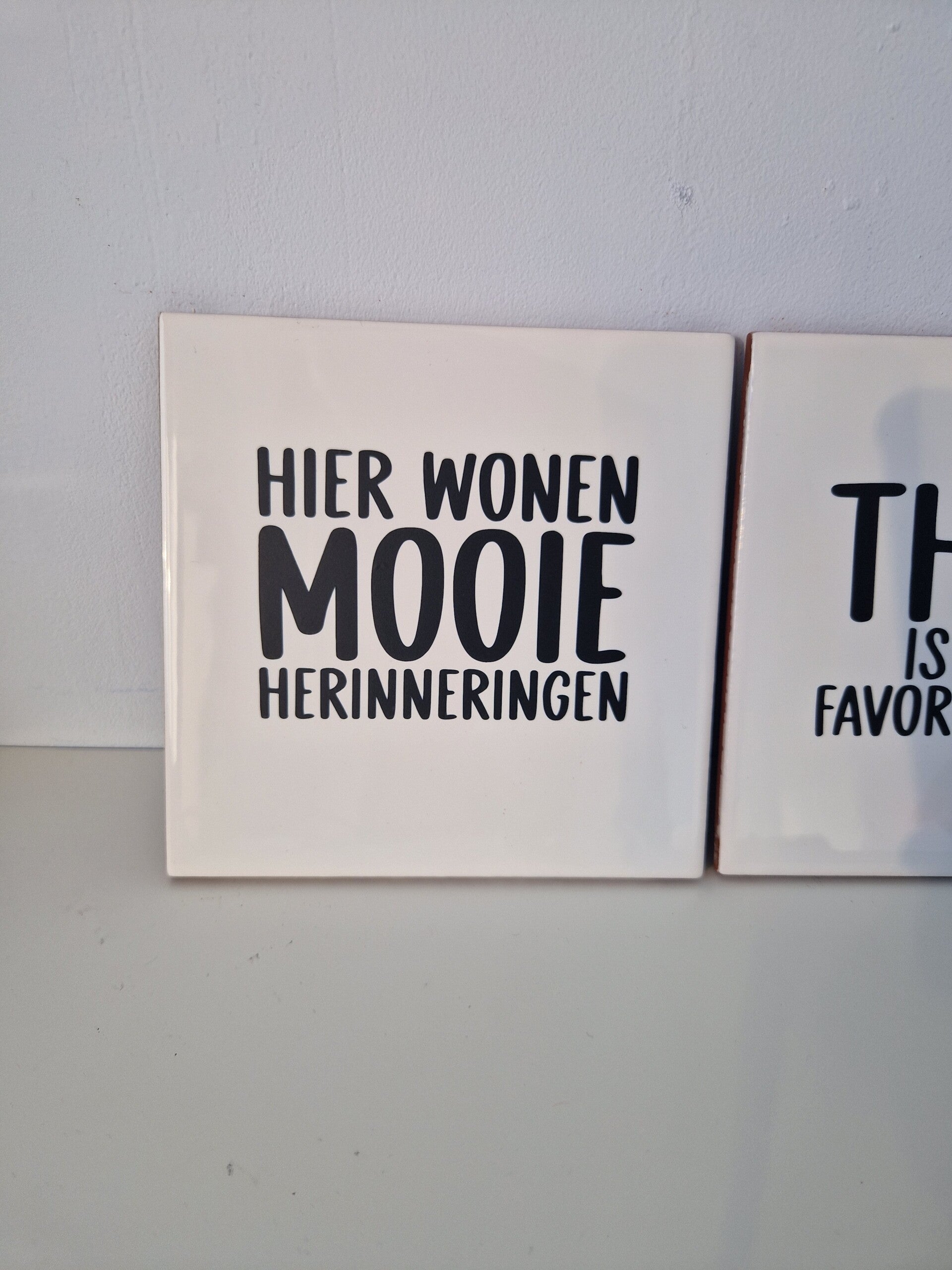 Hier wonen mooie herinneringen Tegeltje