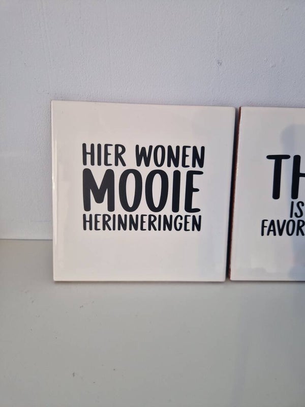 Hier wonen mooie herinneringen Tegeltje