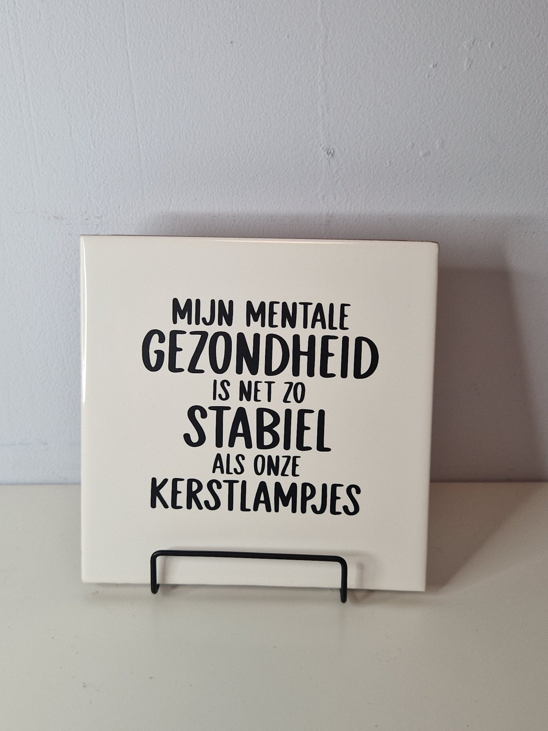Mijn mentale gezondheid is net zo stabiel als onze kerstlampjes Tegeltje