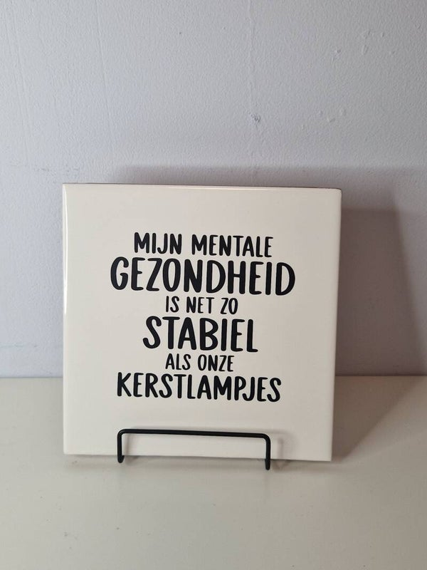 Mijn mentale gezondheid is net zo stabiel als onze kerstlampjes Tegeltje