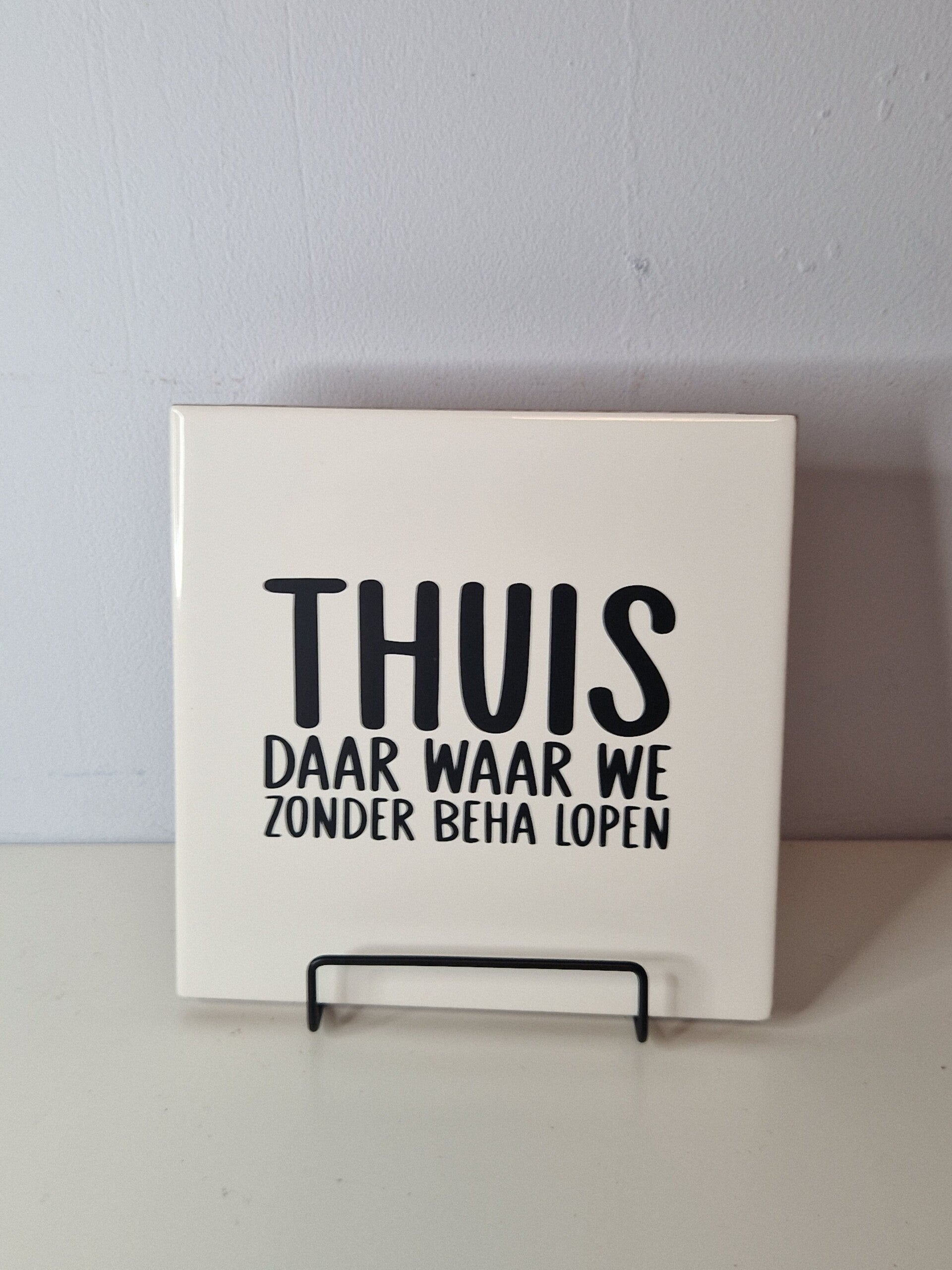 Thuis, daar waar we zonder beha lopen Tegeltje