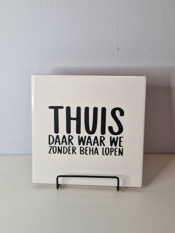 Thuis, daar waar we zonder beha lopen Tegeltje