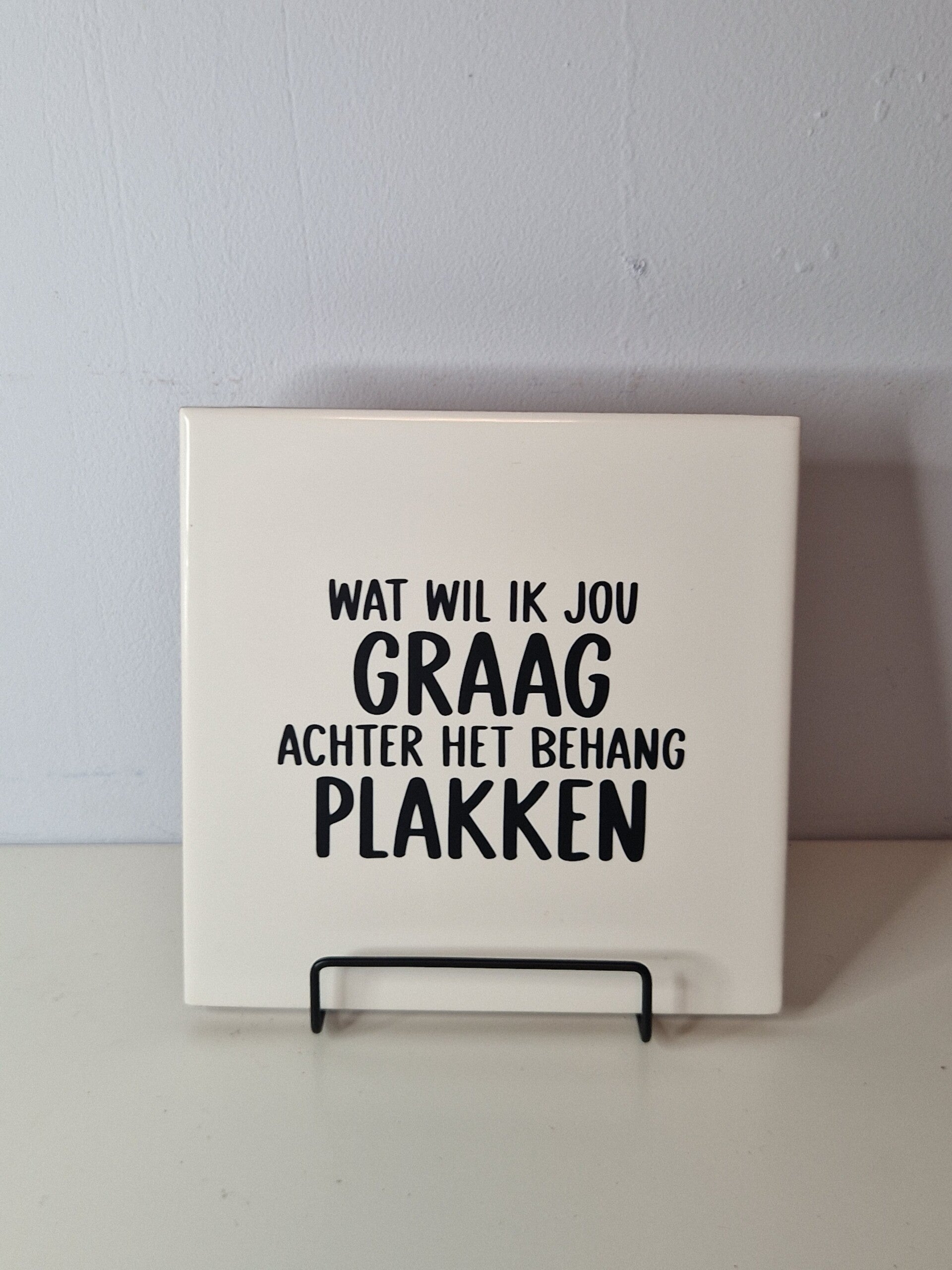 Wat wil ik jou graag achter het behang plakkenTegeltje