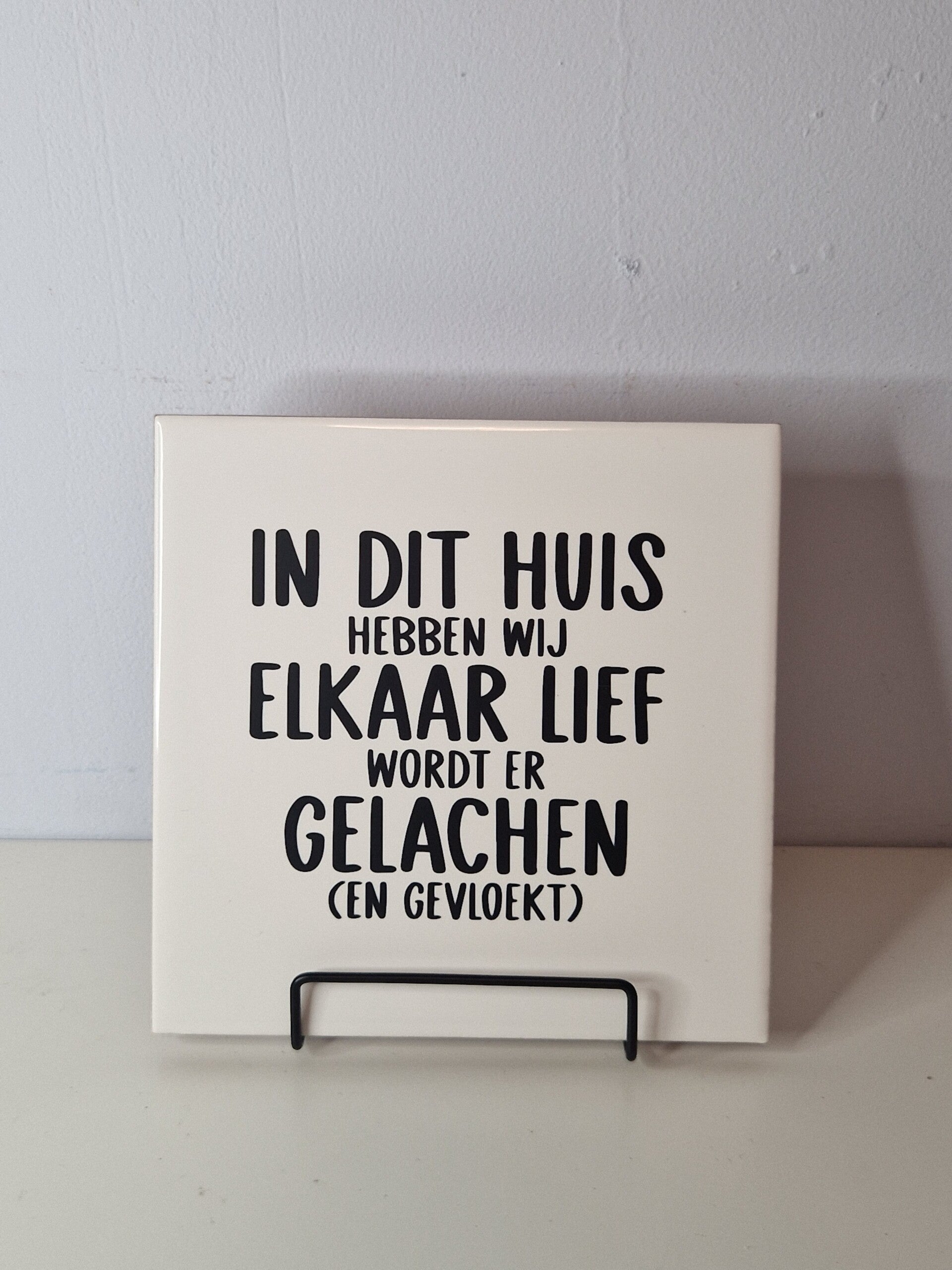 In dit huis hebben wij elkaar lief, wordt er gelachen (en gevloekt) Tegeltje