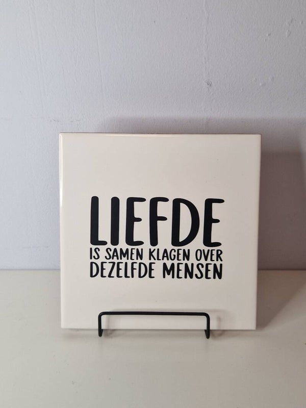 Liefde is samen klagen over dezelfde mensen Tegeltje
