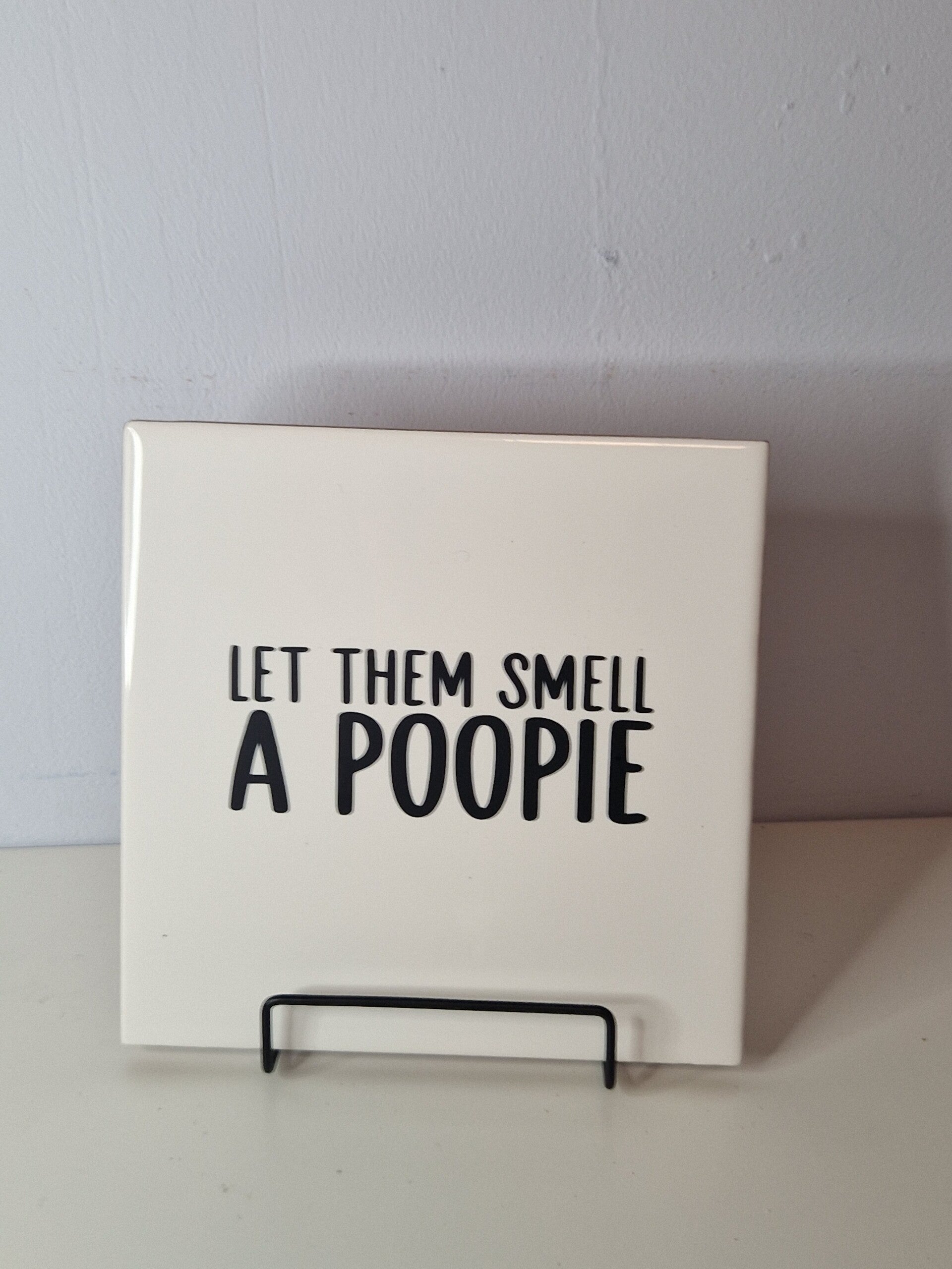 Let them smell a poopie. Tegeltje
