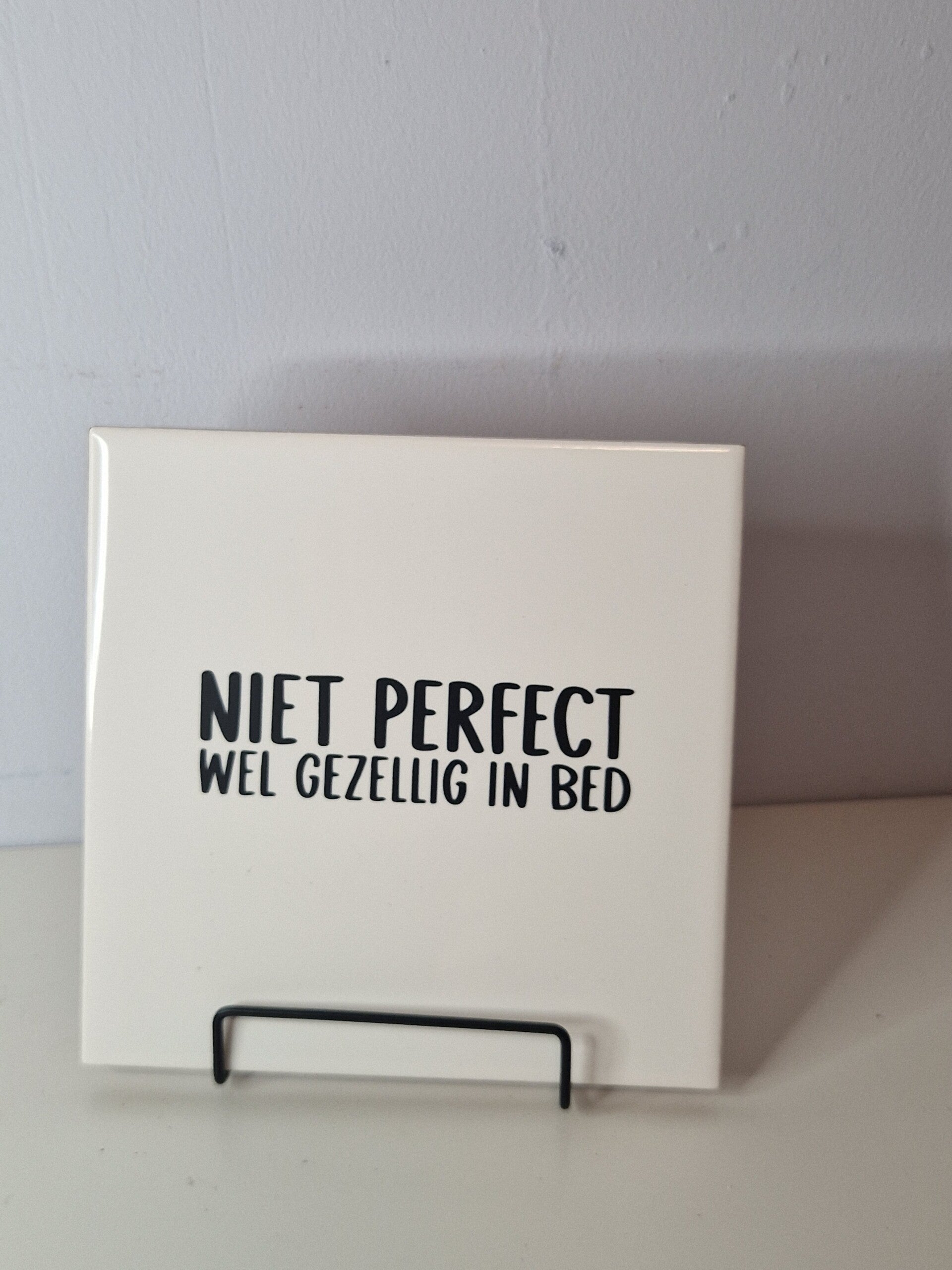 Niet perfect. Wel gezellig in bed Tegeltje