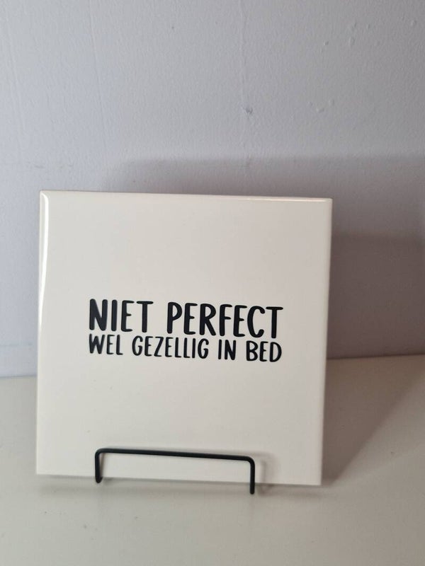 Niet perfect. Wel gezellig in bed Tegeltje