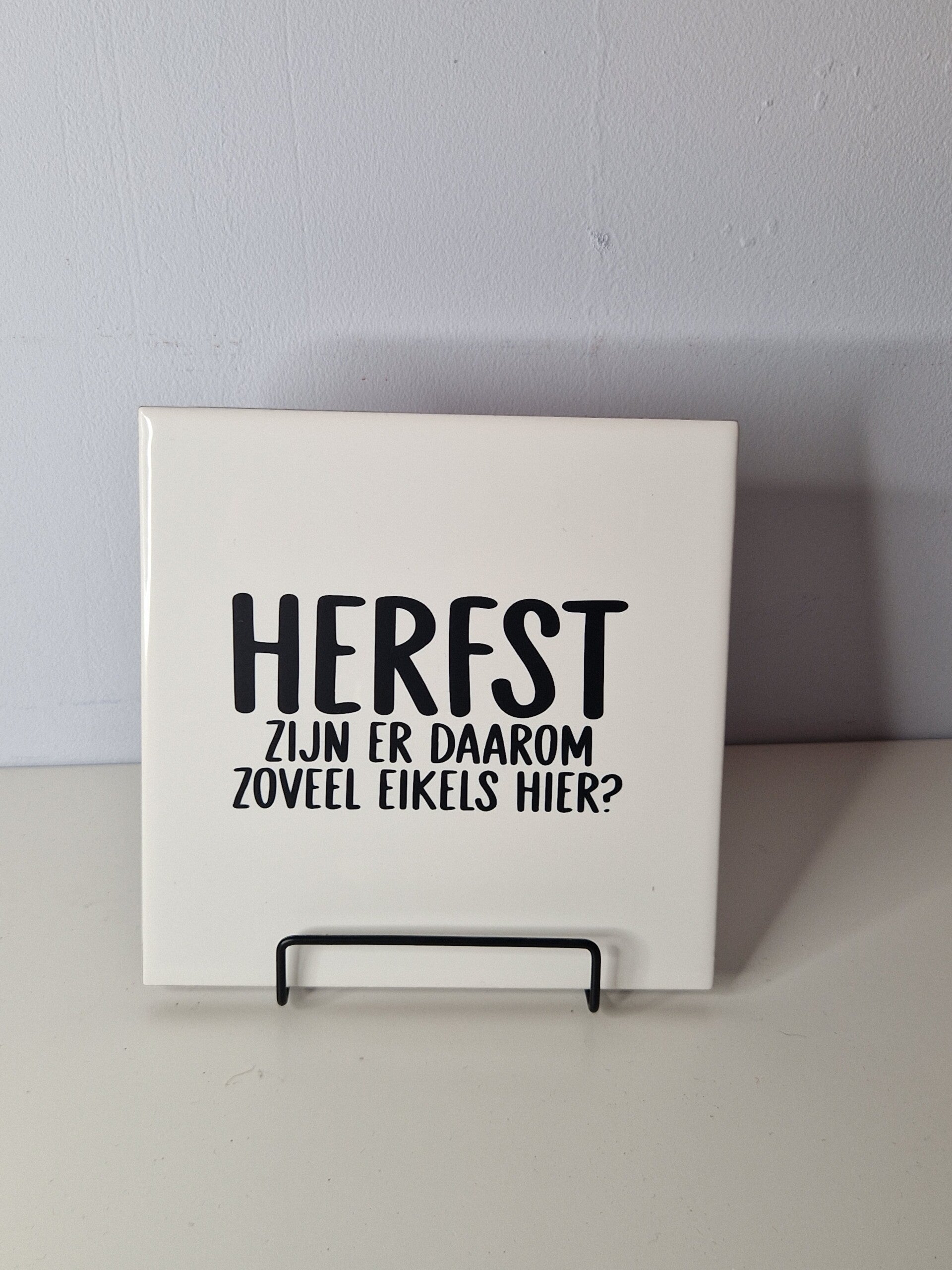 Herfst. Zijn er daarom zoveel eikels hier? Tegeltje