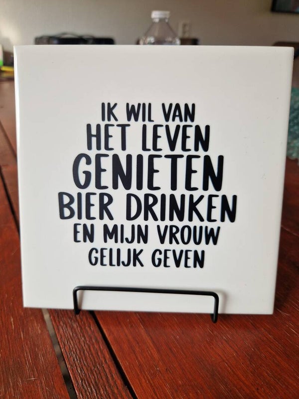 Ik wil van het leven genieten, bier drinken en mijn vrouw gelijk geven Tegeltje