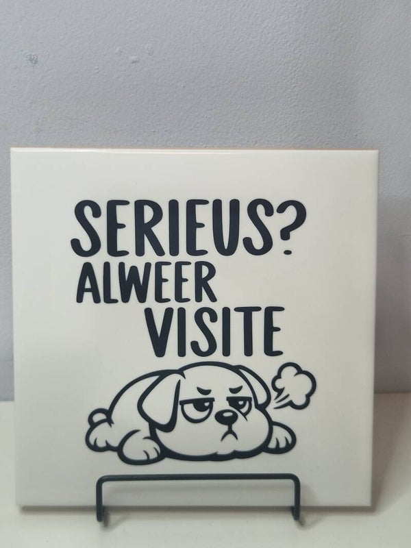 Serieus? Alweer visite Tegeltje
