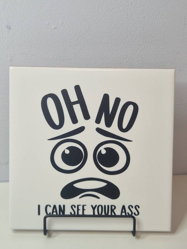 Oh no i can see your ass Tegeltje
