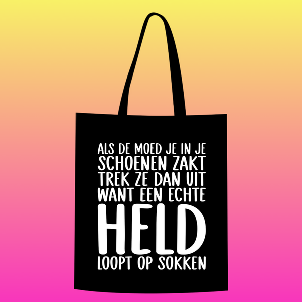 als de moed je in je schoenen zakt, trek ze dan uit want een echte held loopt op sokken Totebag