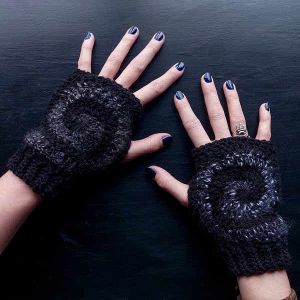 Spiral Fingerless Gloves - Black & Grey