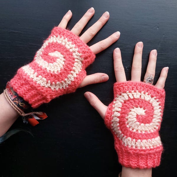 Spiral Fingerless Gloves - Salmon Pink & Cream