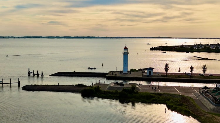 Prachtige dronefoto van de vuurtoren van Hellevoetsluis bij zonsondergang
