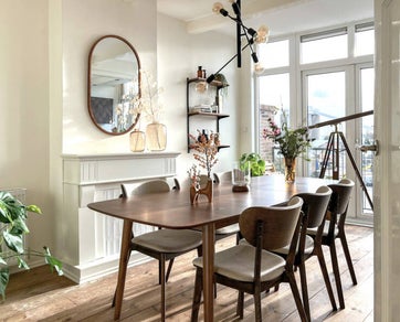Sfeervollen interieurfotografie van een moderne keuekn met eethoek in een te koop staande woning.