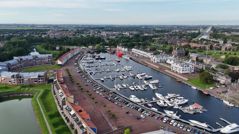 Luchtfoto of dronefoto van de jachthaven van Hellevoetsluis met het museumschip De Buffel op de achtergrond.