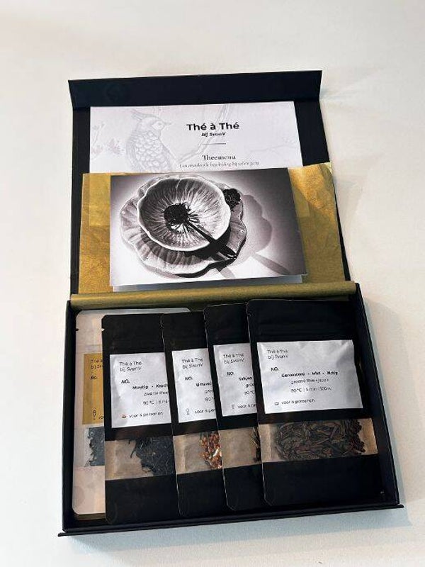 Thee Arrangement in luxe verpakking: wit of zwart