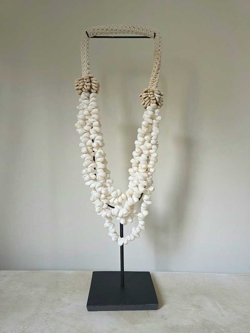 Schelpenketting op standaard Usha