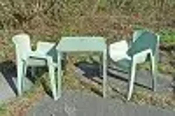 Tuinset Malaga kunststof groen. 2 stapelstoelen en 1 tafel.