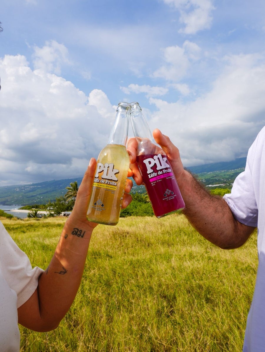 Deux bouteilles de kéfir PIK face aux paysages de La Réunion