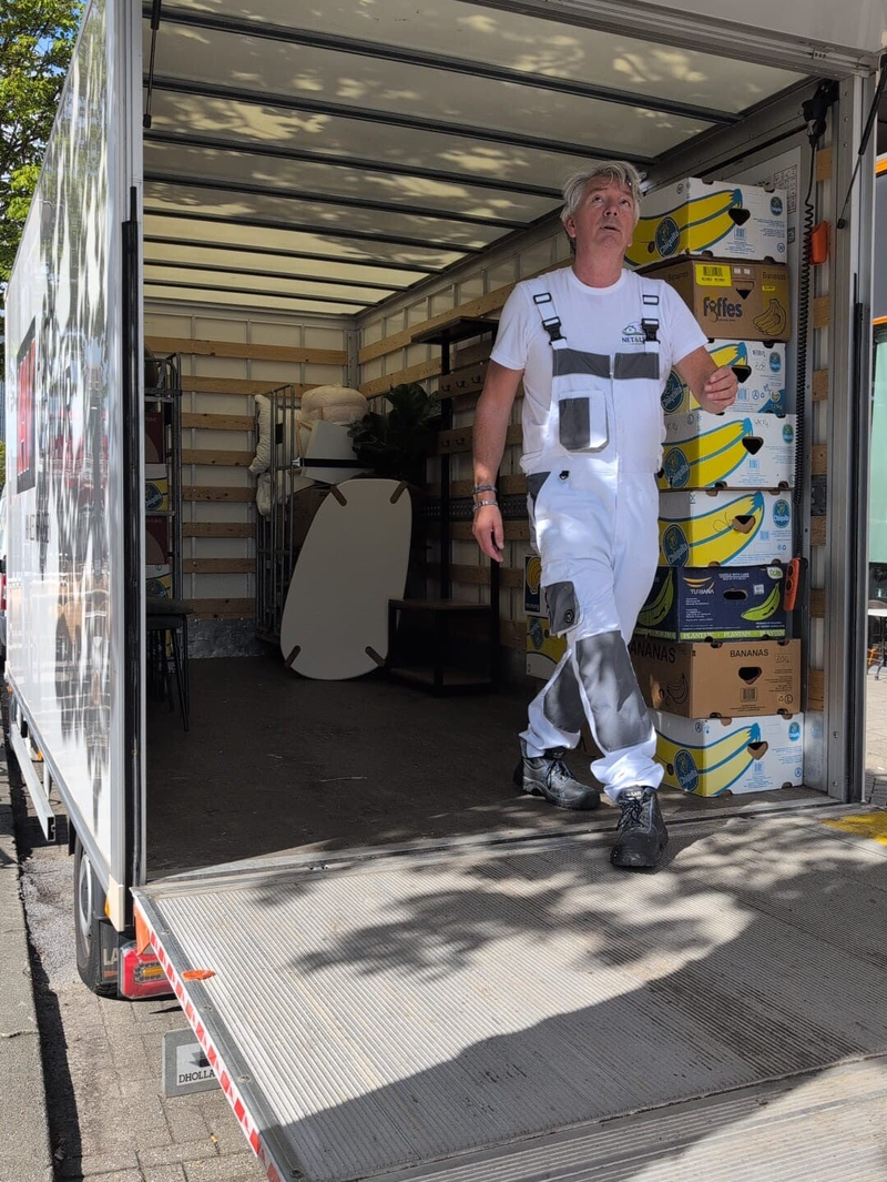 Ron bij de geladen verhuiswagen tijdens een woningontruiming
