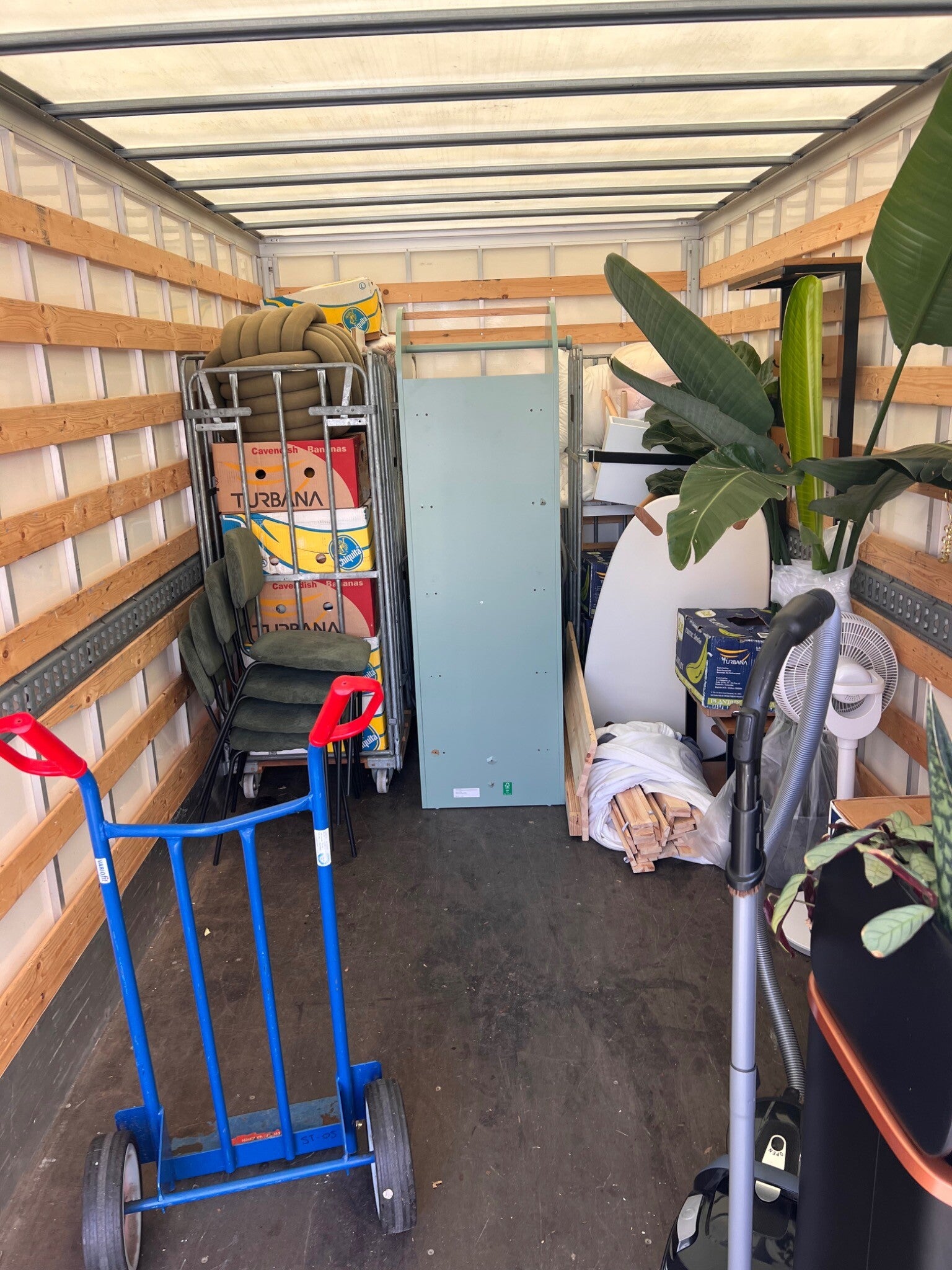 Meubels, planten en huisraad geladen in de verhuiswagen