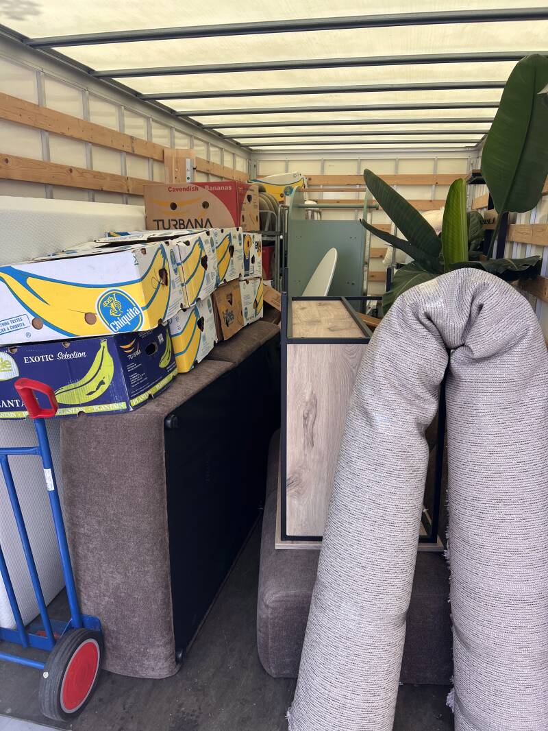 Verhuiswagen geladen met meubels en huishoudelijke inboedel