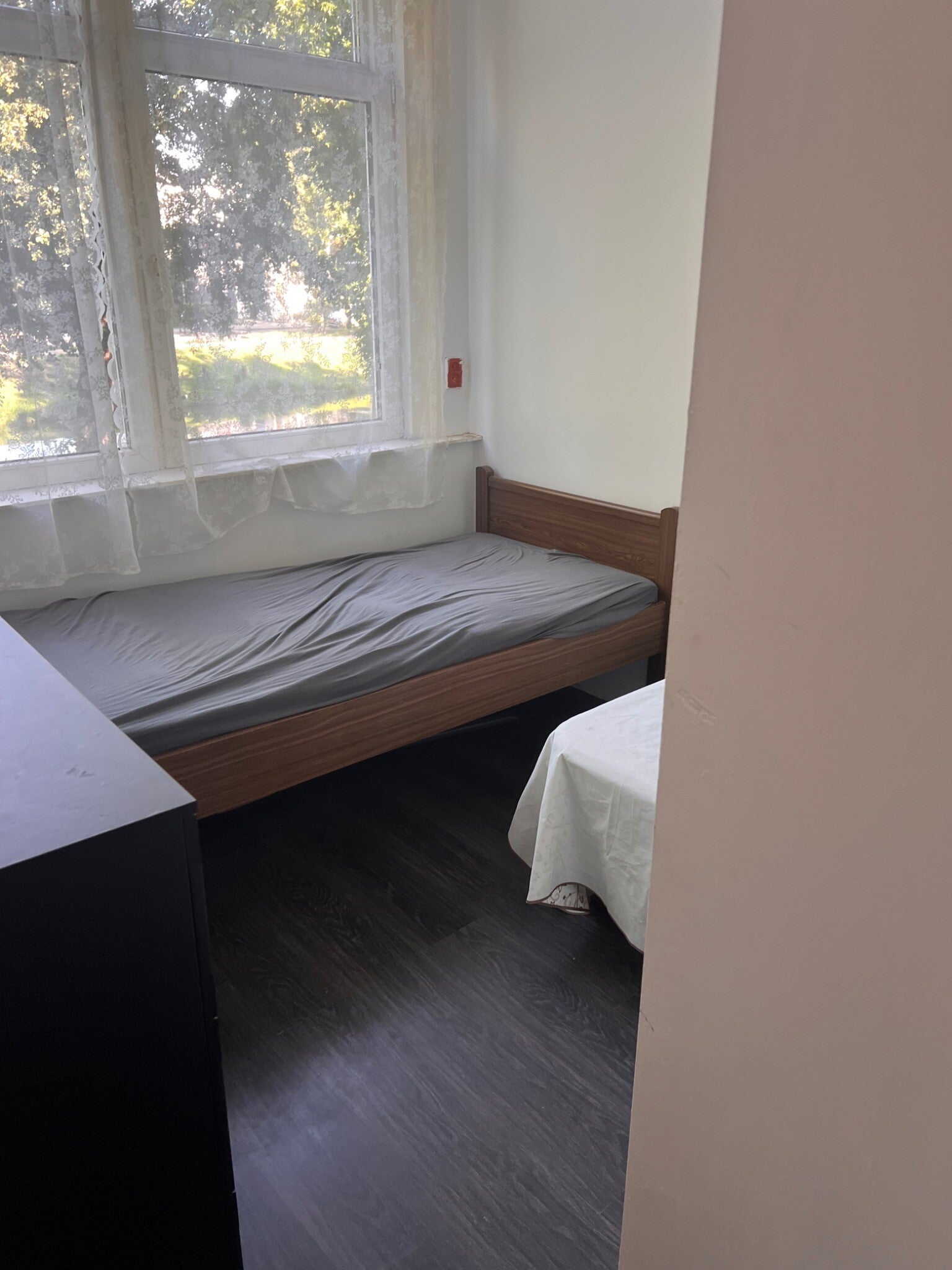 Slaapkamer met bed en meubels vรณรณr de woningontruiming