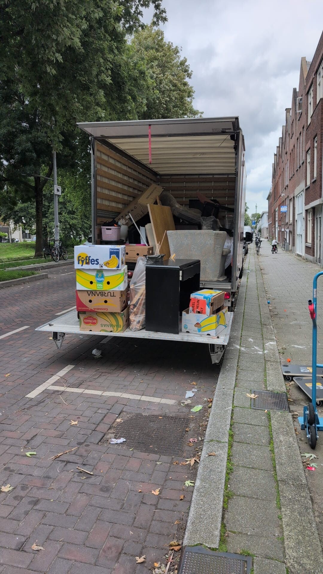 Verhuiswagen met inboedel op de laadklep tijdens een woningontruiming