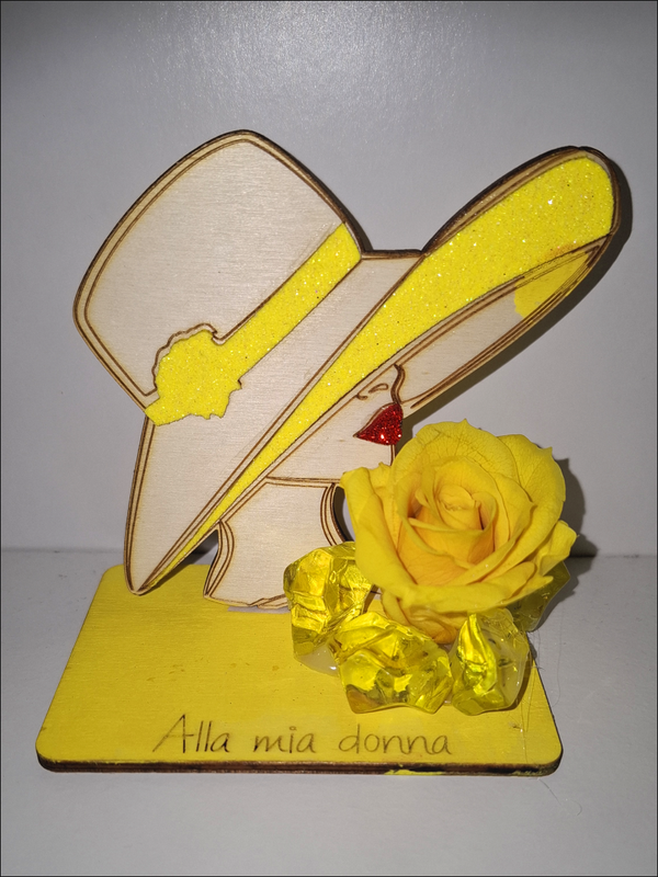 Figura di Donna con Rosa Stabilizzata