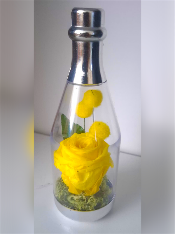 Bottiglietta argentata con Rosa Stabilizzata e mimosa finta
