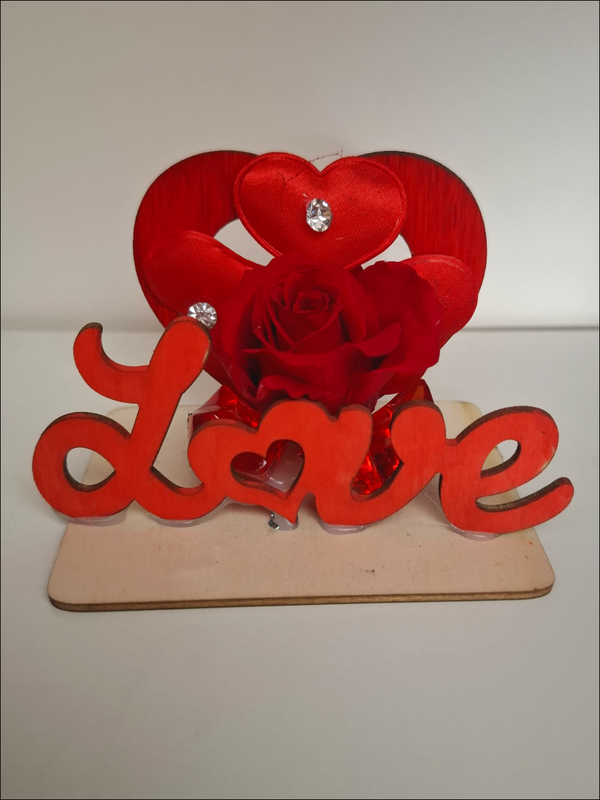 Rosa Stabilizzata con cuore e scritta "Love"